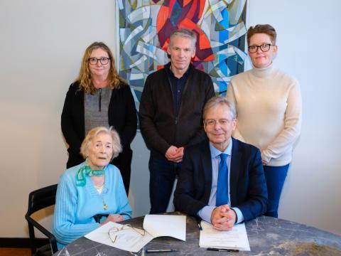 Stofnandi sjóðsins ásamt rektor og nýskipaðri stjórn. Standandi frá vinstri: Gunnþórunn Guðmundsdóttir, Rúnar Helgi Vignisson og Ásta Kristín Benediktsdóttir. Sitjandi eru Marta Ágútsdóttir og Jón Atli Benediktsson. 