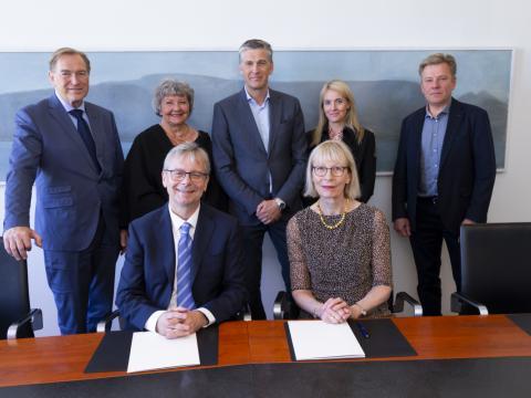 Frá undirritun skipulagsskrár hins nýja sjóðs. Standandi frá vinstri: Árni Sigfússon, Guðrún Pétursdóttir, Þór Sigfússon, Halldóra Vífilsdóttir og Hermann Kristjánsson. Sitjandi eru Jón Atli Benediktsson og Bergþóra Karen Ketilsdóttir.
