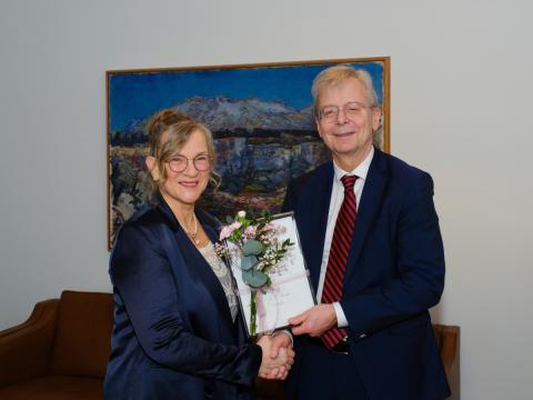 Ingibjörg Tómasdóttir, doktorsnemi í hjúkrunarfræði, tekur við styrknum úr hendi Jóns Atla Benediktssonar rektors.