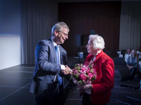 Jón Atli Benediktsson, rektor veitir Ingibjörgu R. Magnúsdóttur blómvönd í þakklætisskyni fyrir velvild í garð HÍ.