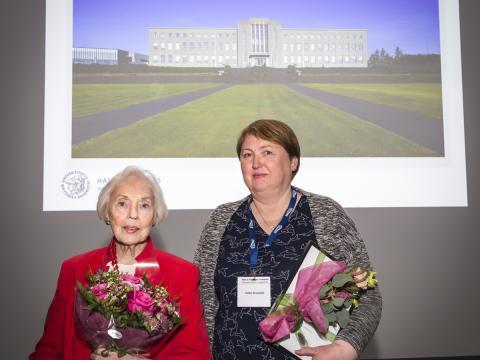 Ingibjörg R. Magnúsdóttir og Hafdís Skúladóttir með blómvendi.