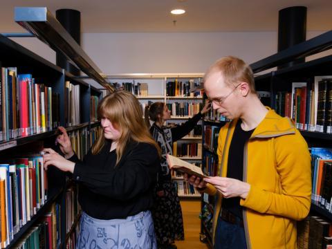 Nemar skoða bækur á bókasafni
