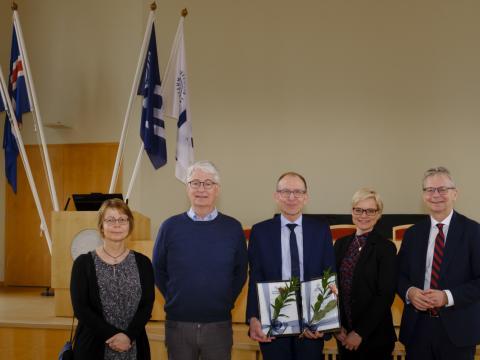 Frá vinstri: Vigdís Pétursdóttir stjórnarmaður, Þorvaldur Ingvarsson, formaður stjórnar, Halldór Jónsson jr., prófessor og styrkhafi, Sædís Sævarsdóttir, varaforseti Læknadeildar og stjórnarmaður, og Jón Atli Benediktsson, rektor Háskóla Íslands.