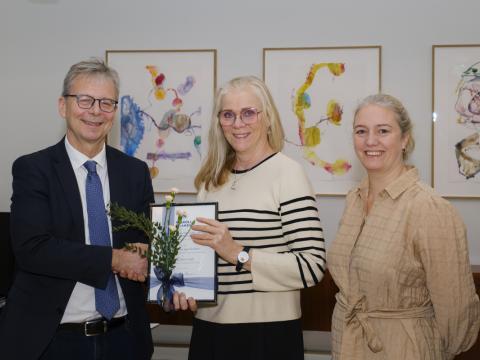 Valgerður Lísa Sigurðardóttir og Emma Marie Swift taka við styrknum úr hendi Jóns Atla Benediktssonar rektors.
