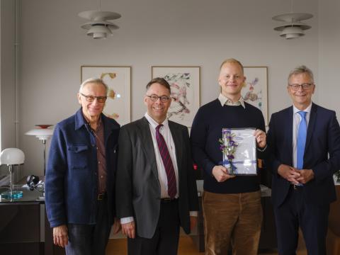 Frá afhendingu styrksins á rektorsskrifstofu. Frá vinstri: Guðmundur Jónsson, Sverrir Jakobsson, Matthías Aron Ólafsson og Jón Atli Benediktsson.