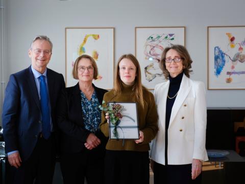 Lara Wilhelmine Hoffmann, nýdoktor við Menntavísindasvið Háskóla Íslands, ásamt Jóni Atla Benediktssyni, rektor HÍ, og Brynhildi G. Flóvenz og Hönnu Björgu Sigurjónsdóttur, stjórnarmönnum í sjóðnum, við afhendingu styrksins á rektorsskrifstofu. 