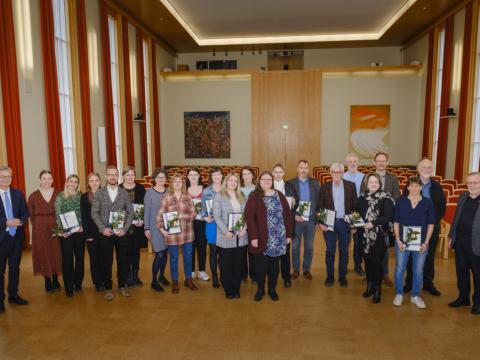 Styrkþegar og fulltrúar þeirra ásamt rektor og fulltrúum úr stjórn sjóðsins við úthlutun í Hátíðasal HÍ.