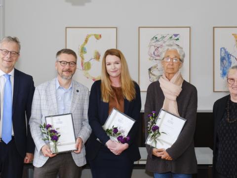 Styrkjunum var úthlutað á rektorsskrifstofu í vikunni. Á myndinni má sjá Jón Atla Benediktsson, rektor HÍ, Björn Þorsteinsson, prófessor í heimspeki og leiðbeinanda Claude Nassar, Katrínu Lísu van der Linde Mikaelsdóttir styrkþega og Erlu Erlendsdóttur, prófessor í spænsku og leiðbeinanda Nuriu Frías Jiménez og Ólöfu Garðarsdóttur, forseta Hugvísindasviðs og formann stjórnar sjóðsins.