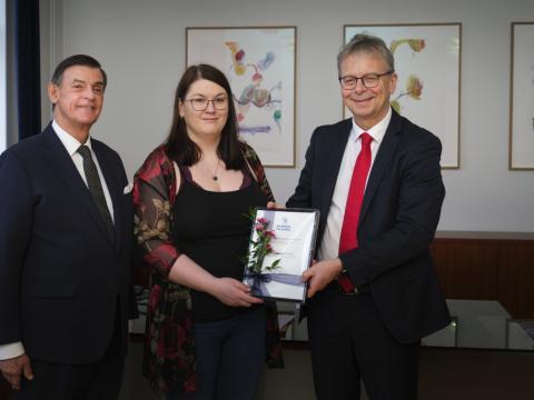 Steinunn Rut Friðriksdóttir, doktorsnemi í tölvunarfræði, ásamt Jóni Atla Benediktssyni rektor og David Pitt, formanni stjórnar sjóðsins.