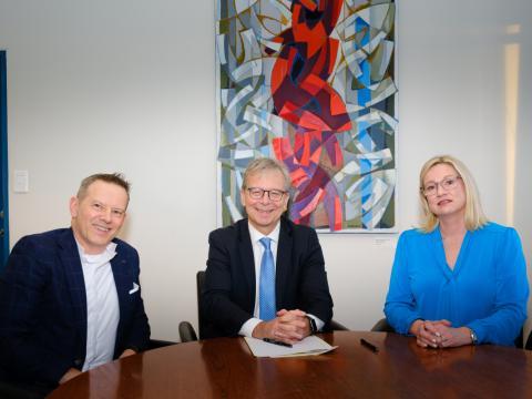 Jón Atli Benediktsson, rektor Háskóla Íslands, undirritaði skipulagsskrá sjóðsins ásamt stofnendum sjóðsins, þeim Brynju Einarsdóttur og Erni Almarssyni.