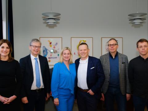 Við undirritun stofnskrárinnar á skrifstofu rektors. Frá vinstri: Helga Brá Árnadóttir, verkefnisstjóri Styrktarsjóða HÍ, Jón Atli Benediktsson, rektor HÍ, stofnendurnir Brynja Einarsdóttir og Örn Almarsson, Eiríkur Steingrímsson og Steinn Guðmundsson, prófessorar sem eiga sæti í stjórn sjóðsins.