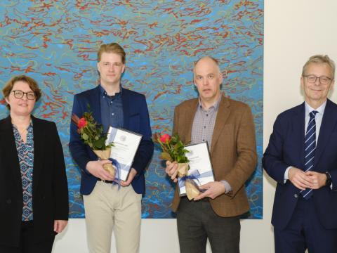 Björn og Jóhann hlutu styrki fyrir doktorsverkefni sín úr Styrktarstjóði Steingríms Arasonar fimmtudaginn 10. júní síðastliðinn. Frá vinstri: Kolbrún Pálsdóttir, forseti Menntavísindasviðs, Björn Rúnar Egilsson, doktorsnemi, Jóhann Björnsson, doktorsnemi, og Jón Atli Benediktsson, rektor Háskóla Íslands.