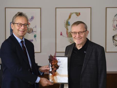 Höskuldur Þráinsson, prófessor emeritus, tók við styrknum fyrir hönd þremenninganna sem ritstýra bókinni.