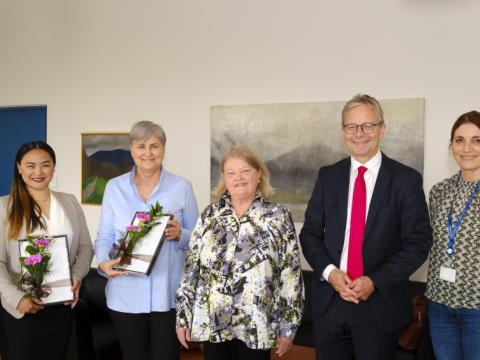 Við afhendingu styrkjanna á skrifstofu rektors HÍ, Stefán Bragi Bjarnason, lögfræðingur og fulltrúi Ingibjargar R. Magnúsdóttur í stjórn, Etydhe Laquindanum Mangindin styrkhafi, Vilhelmína Þ. Einarsdóttir styrkhafi, Jóhanna Bernharðsdóttir, lektor og stjórnarformaður RIM, Jón Atli Benediktsson, rektor og Helga Brá Árnadóttir, verkefnisstjóri Styrktarsjóða Háskóla Íslands. 