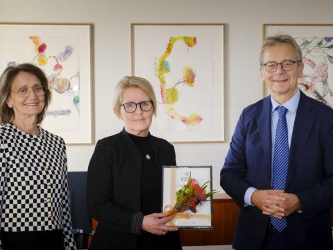 Anna Magnea Hreinsdóttir, aðjunkt við Menntavísindasvið Háskóla Íslands, tók við styrknum á rektorsskrifstofu í vikunni. Með henni á myndinni eru Jón Atli Benediktsson, rektor Háskóla Íslands, og Brynhildur G. Flóvenz, dósent við Lagadeild og formaður stjórnar Styrktarsjóðs Margaretar og Bents Schevings Thorsteinssonar.