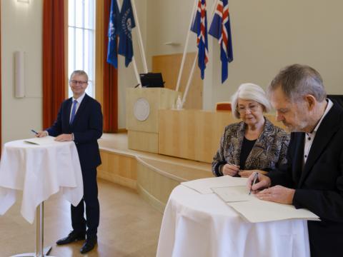 Sigrún er fyrrverandi prófessor í félagsráðgjöf og hefur verið einn ötulasti talsmaður þróunar, rannsókna og fræða í félagsráðgjöf við Háskóla Íslands og stofnandi Rannsóknaseturs í barna- og fjölskylduvernd. Þorsteinn er fyrrverandi prófessor í eðlisfræði og vísindasögu, stofnandi og fyrsti ritstjóri Vísindavefsins og hefur verið brautryðjandi í vísindafræðum við skólann.