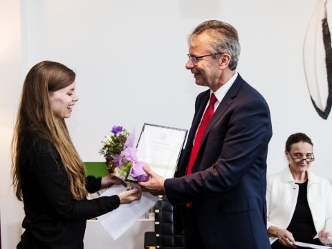 Rannveig Ágústa Guðjónsdóttir veitir styrknum viðtöku úr höndum Jóns Atla Benediktssonar