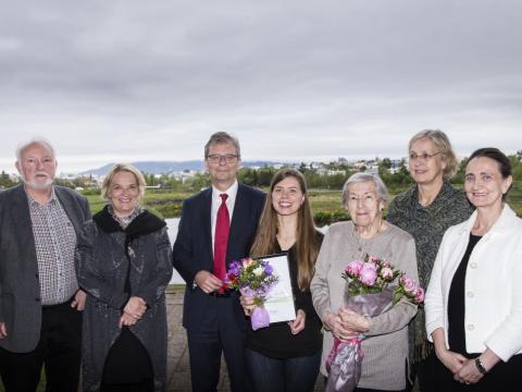 Á myndinni eru frá vinstri: Gunnar E. Finnbogason prófessor, Hanna Björg Sigurjónsdóttir dósent, Jón Atli Benediktsson, rektor Háskóla Íslands, Rannveig Ágústa Guðjónsdóttir, styrkhafi 2016, Margaret Scheving Thorsteinsson, stofnandi sjóðsins, Guðrún Scheving og Brynhildur G. Flóvenz, dósent og formaður stjórnar.