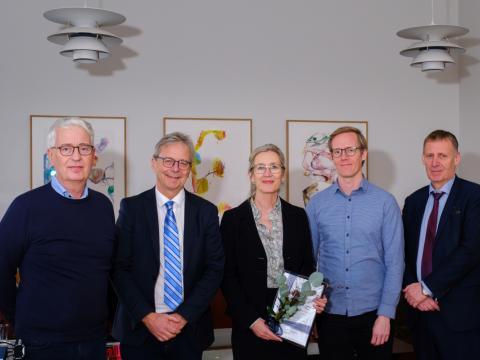 art of the team behind “Prosthetic leg with intent control and sensory feedback.” with the University Rector and chairman of the board. From the left: Þorvaldur Ingvarsson, Jón Atli Benediktsson, Kristín Briem, Atli Örn Sverrisson, og Sigurður Brynólfsson.