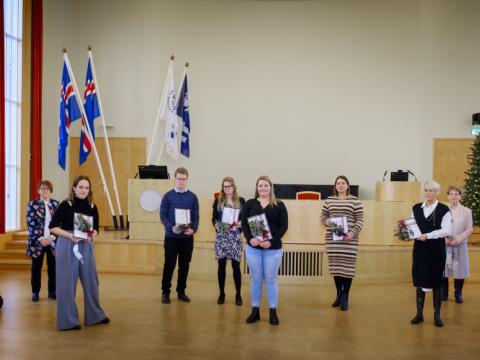Styrkþegar og fulltrúar þeirra ásamt stjórn Þórsteinssjóðs og rektor Háskóla Íslands við úthlutun í Hátíðasal 3. desember.