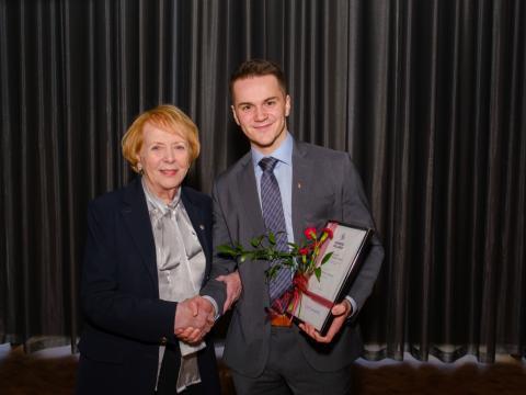 Vigdís Finnbogadóttir og Trausti Lúkas Adamsson við afhendingu styrksins.