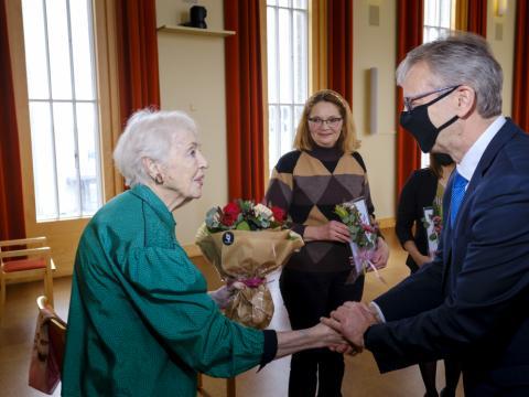 Ingibjörg R. Magnúsdóttir, hjúkrunarfræðingur og stofnandi sjóðsins, hefur verið einn ötulasti talsmaður þróunar hjúkrunarmenntunar á Íslandi. Ingibjörg, sem er búin að fá bóluefni gegn COVID-19, var var viðstödd úthlutunina og hér tekur hún við þakklætisvotti úr hendi Jóns Atla Benediktssonar rektors. 