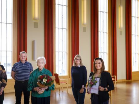 Frá úthlutun styrkjanna í Hátíðasal. Frá vinstri: Margrét Eiríksdóttir styrkhafi, Stefán Bragi Bjarnason, stjórnamaður í sjóðnum, Ingibjörg R. Magnúsdóttir, stofnandi sjóðsins, Herdís Sveinsdóttir, forseti Hjúkrunarfræðideildar Háskóla Íslands, Edythe Laquindanum Mangindin styrkhafi og Jón Atli Benediktsson, rektor Háskóla Íslands.