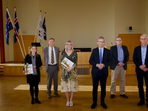 Frá verðlaunaafhendingunni í Hátíðasal. Frá vinstri: Silja Rún Guðmundsdóttir, móðir Vigdísar Gunnarsdóttur, Ragnar Sigurðsson, stjórnarformaður Verðlaunasjóðsins, Svala Sverrisdóttir verðlaunahafi, Jón Atli Benediktsson, rektor Háskóla Íslands, Sverrir Örn Þorvaldsson, stjórnarmaður í Verðlaunasjóðnum, og Sigurður Magnús Garðarsson, forseti Verkfræði- og náttúruvísindasviðs Háskóla Íslands.