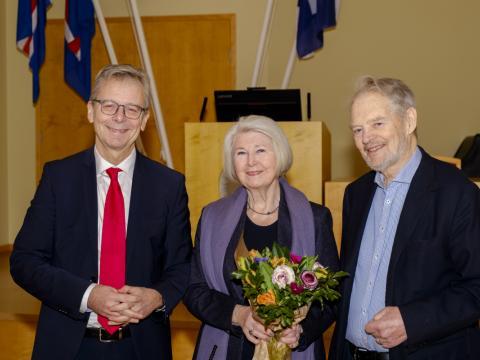 Jón Atli Benediktsson, rektor HÍ, er hér ásamt stofnendum sjóðsins, þeim Sigrúnu Júlíusdóttur og Þorsteini Vilhjálmssyni.
