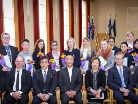 Styrkþegar og fulltrúar þeirra ásamt stjórn Watanbe-styrktarsjóðsins, Hidemi Watanabe, rektor Háskóla Íslands og sendiherra Japans á Íslands.