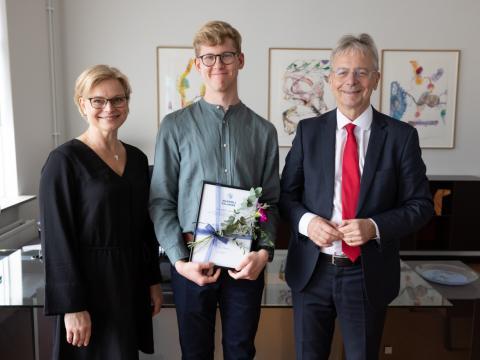 Baldvin Fannar Guðjónsson, þriðja árs nemi í læknisfræði við Háskóla Íslands, ásamt Sædísi Sævarsdóttur, prófessor og varadeildarforseta Læknadeildar, og Jóni Atla Benediktssyni rektor.