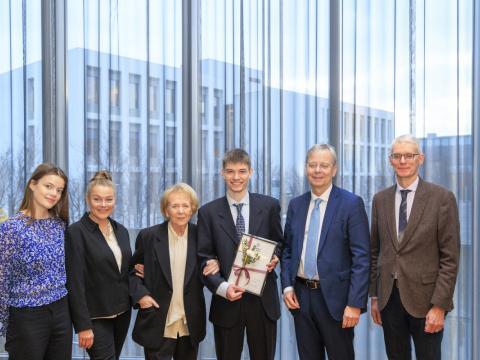 Frá verðlaunaafhendingu á Litla torgi. Eva María Eggertsdóttir, Ástríður Magnúsdóttir, Vigdís Finnbogadóttir, Óðinn Andrason, Jón Atli Benediktsson og Sigurður M. Garðarsson. 
