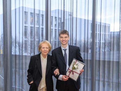 Óðinn Andrason og Vigdís Finnbogadóttir við afhendingu styrksins á Litla Torgi.