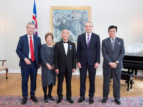 Toshizo Watanabe ásamt forseta Íslands, rektor Háskóla Íslands, eiginkonu sinni og sendiherra Japans á Íslandi.
