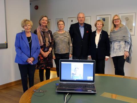 Stjórnarmenn á fundi 15. september 2016, frá vinstri: Sigríður Th. Erlendsdóttir, Sigrún Jóhannesdóttir, Ragnheiður Jóna Jónsdóttir, Sigurður Helgason, Vigdís Finnbogadóttir og Hrönn Greipsdóttir. Í tölvunni á borðinu má sjá Salvöru Jónsdóttur sem tók þátt í fjarskiptafundinum á Skype.