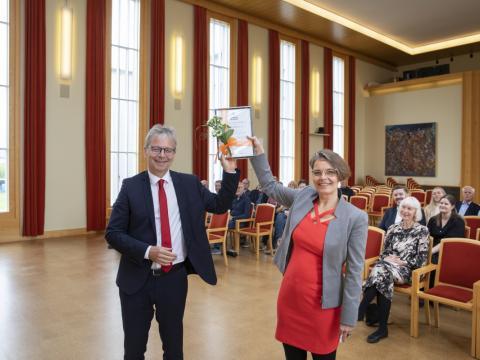 Halla Jónsdóttir, stofnandi og rannsókna- og þróunarstjóri Optitogs, tók við viðurkenningunni úr hendi Jóns Atla Benediktssonar, rektors Háskóla Íslands, í Hátíðasal Aðalbyggingar.