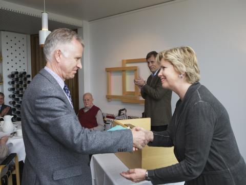 Þórólfur Guðnason tekur við viðurkenningu.