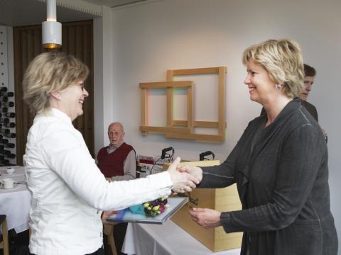 Ingibjörg Georgsdóttir tekur við viðurkenningu.