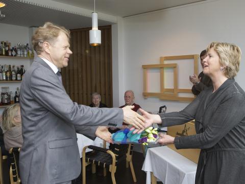 Þórður Þórkelsson tekur við viðurkenningu.