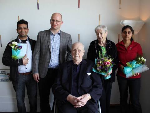Frá afhendingu styrkjanna í Norræna húsinu. Frá vinstri: Vivek E. Gaware styrkhafi, Már Másson, forseti Lyfjafræðideildar, Bent Scheving Thorsteinsson, stofnandi sjóðsins, Margaret Scheving Thorsteinsson, og Varsha A. Kale.