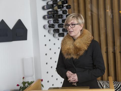 Sesselja S. Ómarsdóttir, forseti Lyfjafræðideildar, ávarpar gesti.