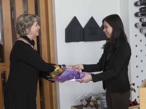Kristín Ingólfsdóttir rektor afhendir Chutimon Muankaew viðurkenningu. 