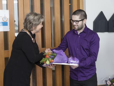 Kristín Ingólfsdóttir rektor afhendir Ingólfi Magnússyni viðurkenningu.