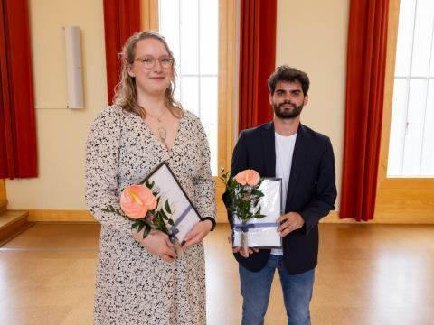 Styrkhafarnir Ingibjörg Kjartansdóttir og Luca Protti við afhendingu styrkjanna í Hátíðasal. 