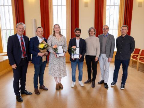 Styrkþegar ásamt rektor Háskóla Íslands, öðrum stofnanda sjóðsins og stjórn hans. Frá vinstri: Jón Atli Benediktsson, rektor Háskóla Íslands, Örn Almarsson, annar stofnenda sjóðsins, Ingibjörg Kjartansdóttir styrkþegi, Luca Prott styrkþegi, Margrét Helga Ögmundsdóttir stjórnarmaður, Eiríkur Steingrímsson, formaður stjórnar, og Steinn Guðmundsson stjórnarmaður.