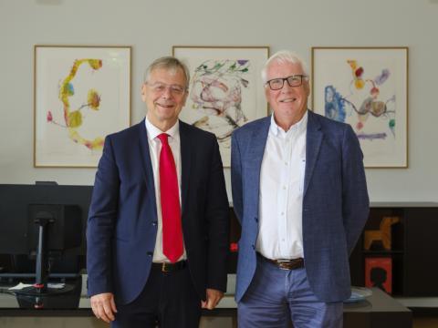 Gunnlaugur Björnsson, stjarneðlisfræðingur við Háskóla Íslands, tók við styrknum úr hendi  Jóns Atla Benediktssonar, rektors Háskóla Íslands, á rektorsskrifstofu á dögunum. 