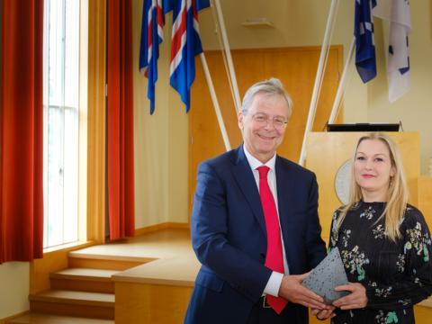 Sunna Ólafsdóttir Wallevik tekur við viðurkenningunni úr hendi Jóns Atla Benediktssonar, rektors Háskóla Íslands. 