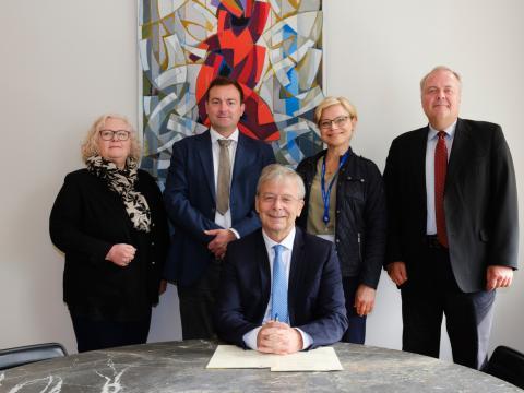 Jón Atli Benediktsson, rektor Háskóla Íslands, undirritaði skipulagsskrá sjóðsins að viðstaddri stjórn sjóðsins og stjórnarformanni Styrktarsjóða Háskóla Íslands.