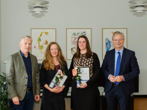 Frá vinstri: Rúnar Helgi Vignisson, formaður stjórnar Minningarsjóðs Erlendar Jónssonar og Mörtu Ágústsdóttur, Ragnheiður G. Guðmundsdóttir styrkþegi, Kata Suemegi stykþegi og Jón Atli Benediktsson, rektor HÍ.