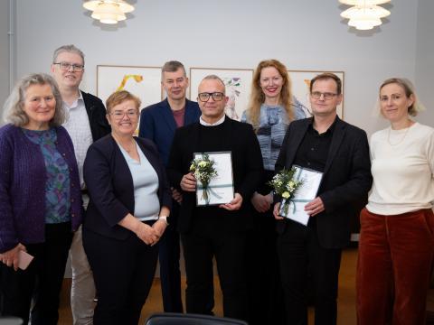 Frá afhendingu styrkjanna á rektorsskrifstofu en þar komu saman foreldrar styrkhafa, rektor og stjórn Verðlauansjóðs Sigurðar Helgasonar. MYND/Tryggvi Már Gunnarsson